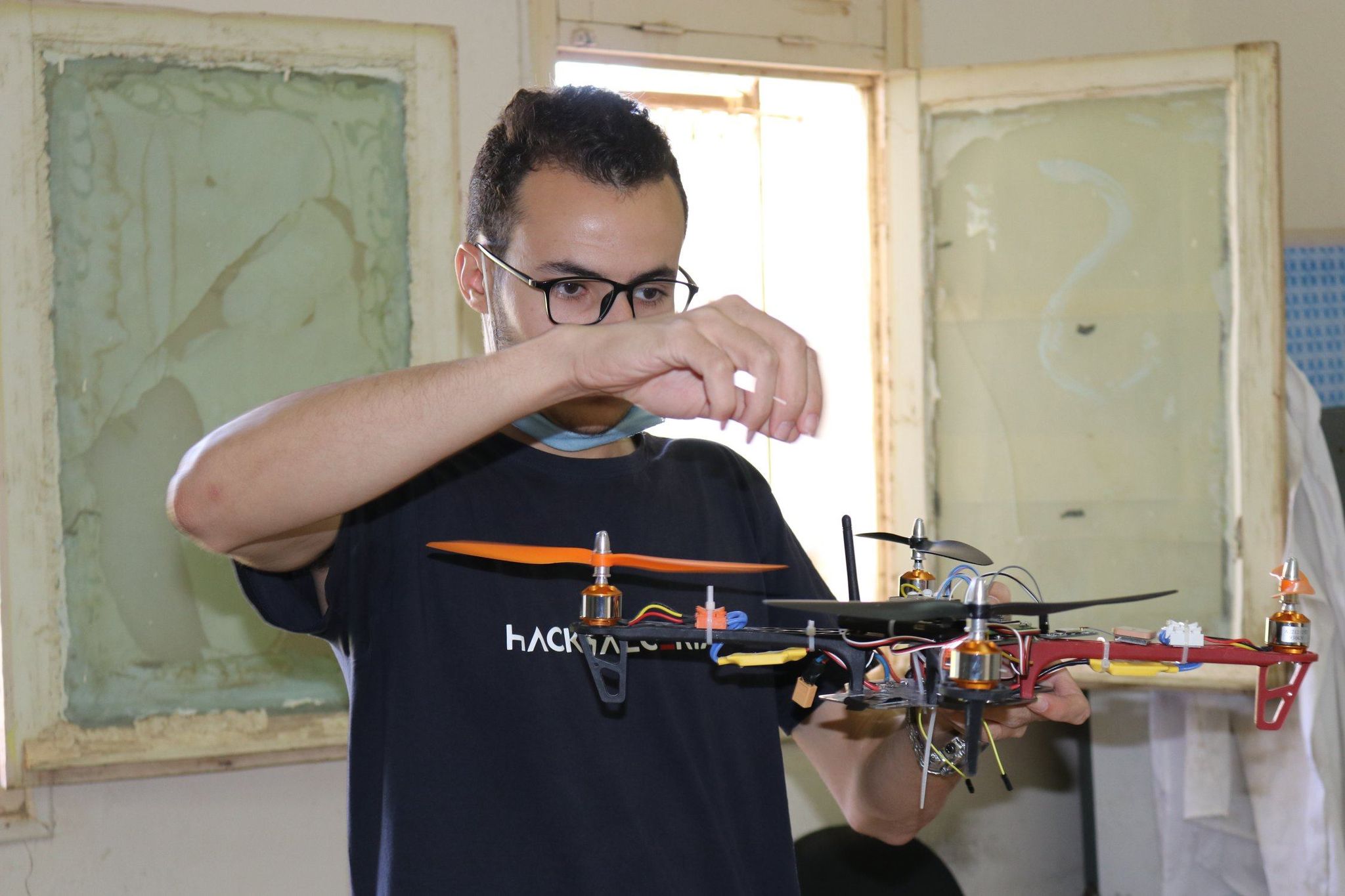 Grâce à une caméra intelligente, le drone capture des images de forêts, les visualise et alerte la Protection civile s’il y a un incendie (Université Mohamed Khider de Biskra)