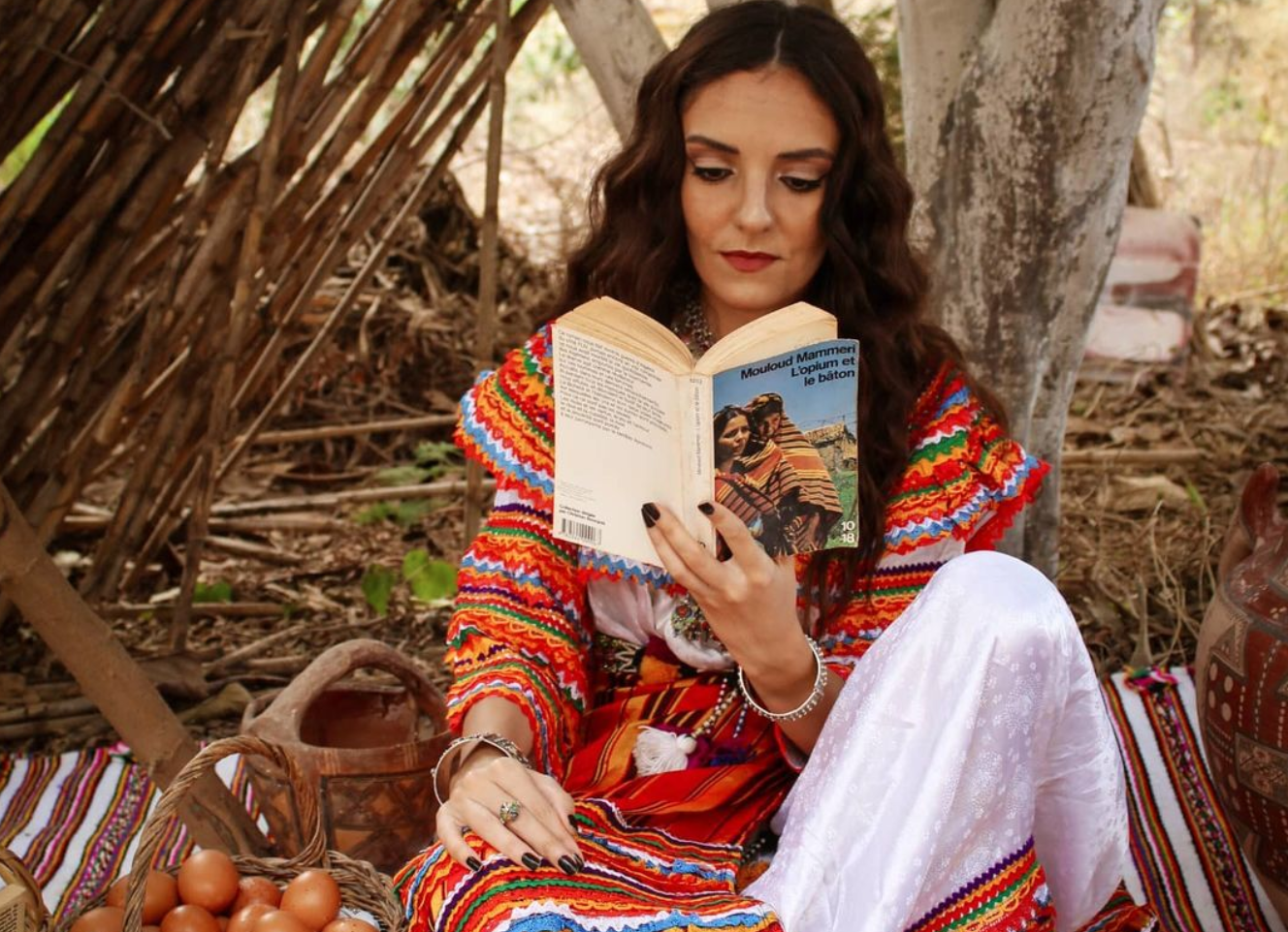 Sur Instagram, Nelia crée un décor précis pour chaque livre qu’elle présente (Instagram/@algerian_bookreaders)