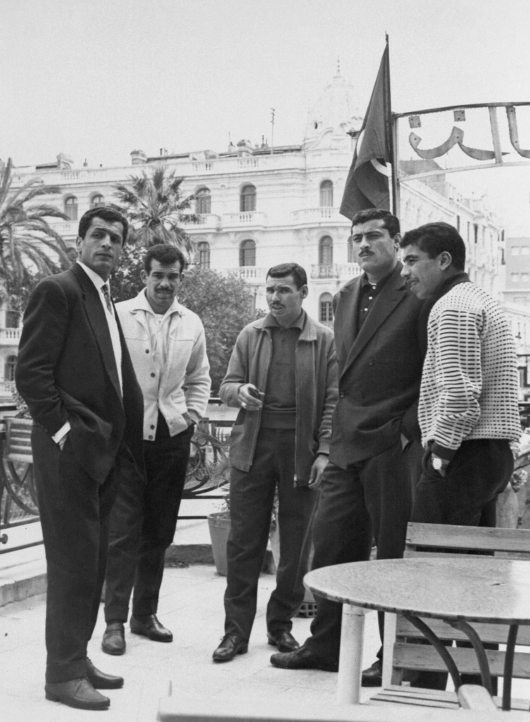 Les footballeurs Mustapha Zitouni, Kaddour Bekhloufi, Abdelaziz Ben Tifour, Abderramane Boubekeur et Amar Rouaï posent à Tunis, le 18 avril 1958. A l’appel du FLN, dix footballeurs algériens de l’équipe de France ont quitté clandestinement la France entre le 12 et le 14 avril 1958 pour rejoindre l’équipe du Front de libération nationale. Certains de ces joueurs étaient pressentis pour faire partie de l'équipe nationale française appelée à participer à la Coupe du monde de 1958 en Suède (AFP)
