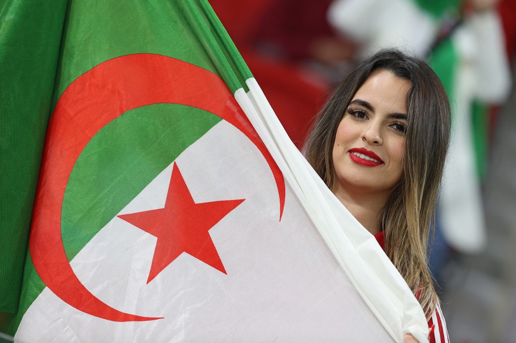Une supportrice algérienne pendant la Coupe arabe au Qatar (AFP)