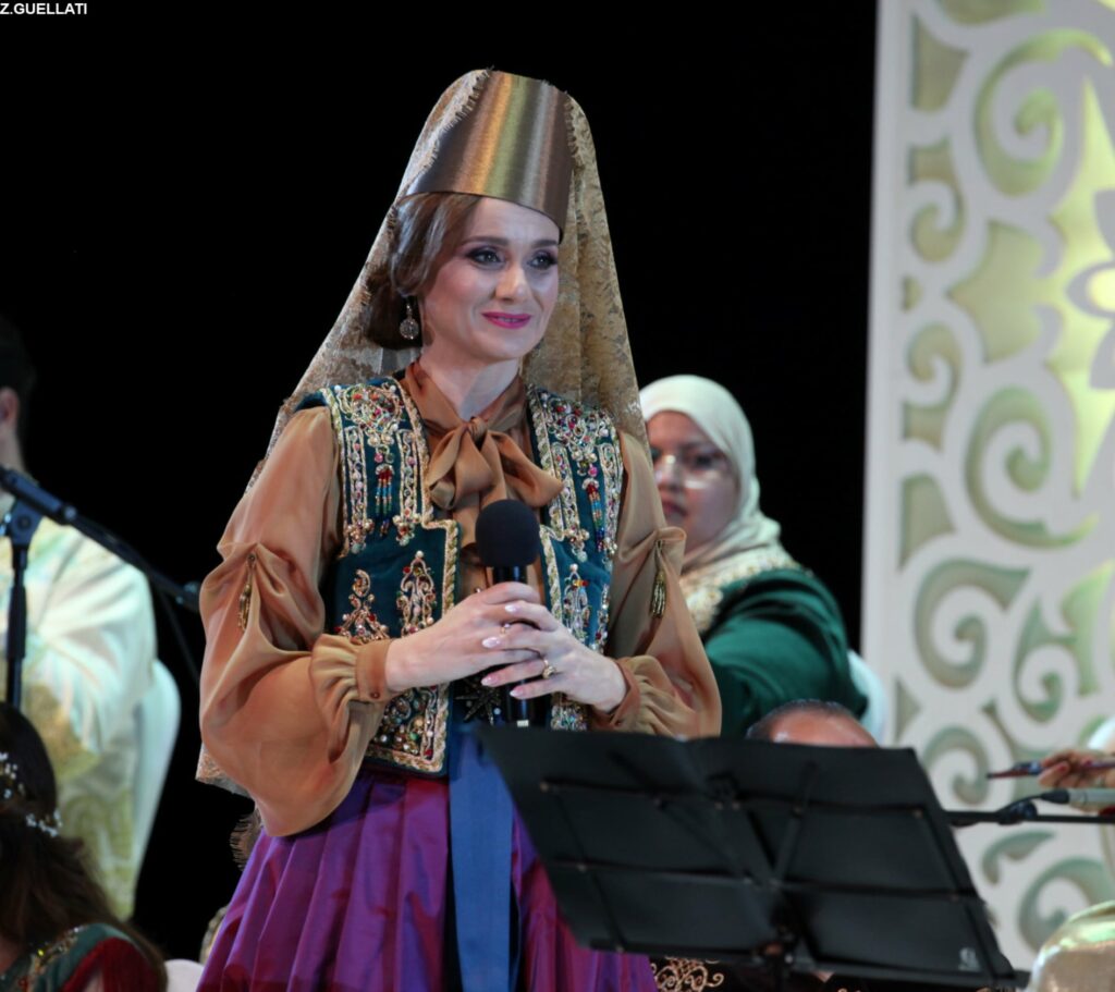 Lors de la cérémonie de clôture, Lila Borsali a chanté pendant l’opérette De Baghdad à Cordoba Facebook/@Zouhir-Guellati)