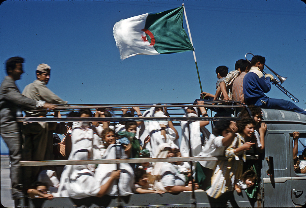 Inédites et incroyables photos couleurs des défilés du 3 juillet 1962 12