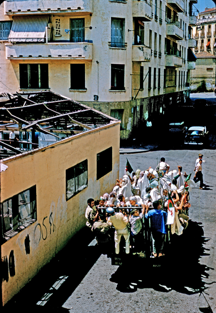 Inédites et incroyables photos couleurs des défilés du 3 juillet 1962 9